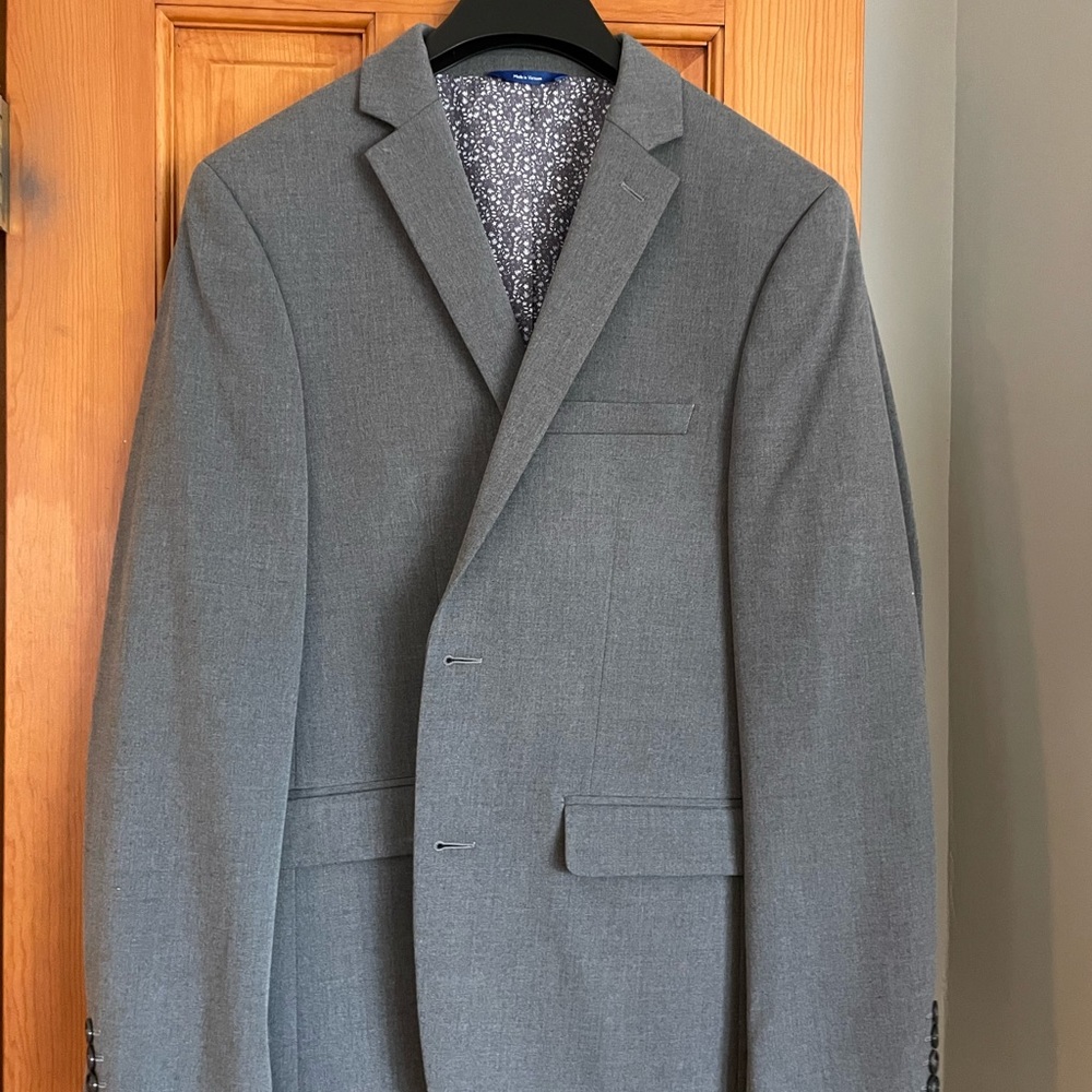 Men’s Apt. 9, grey suit jacket, size medium (slim) 40R.